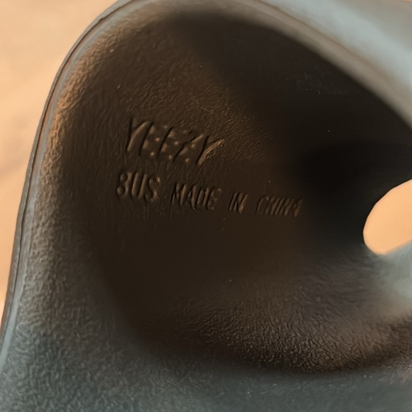 NIB YEEZY SLIDES MEN’S 8 DAKONY GREY - Picture 12 of 12